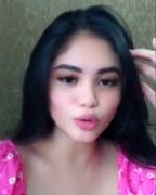 Belahan dada Miss Kylie