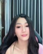 Belahan dada Reva mulus cakep