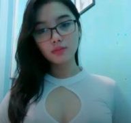 Lia Nenen bulat uting coklat tembus pandang