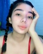 Belahan dada Ica beha merah Mango Live